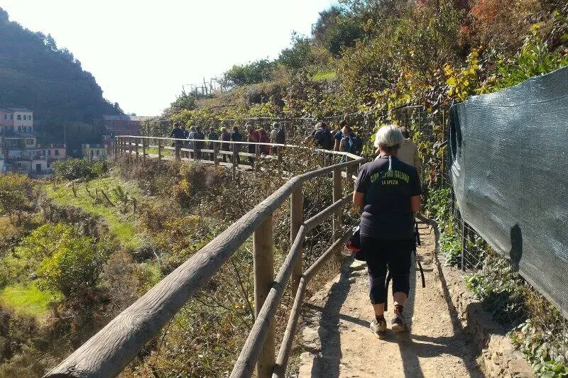 Turisti, assalto alle Cinque Terre. Ma il sentiero a senso unico funziona