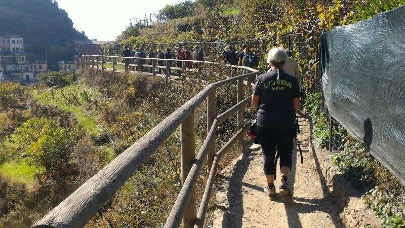 Turisti, assalto alle Cinque Terre. Ma il sentiero a senso unico funziona
