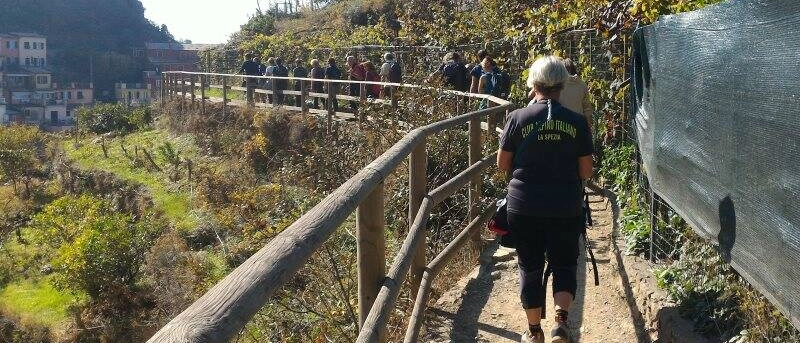 Turisti, assalto alle Cinque Terre. Ma il sentiero a senso unico funziona