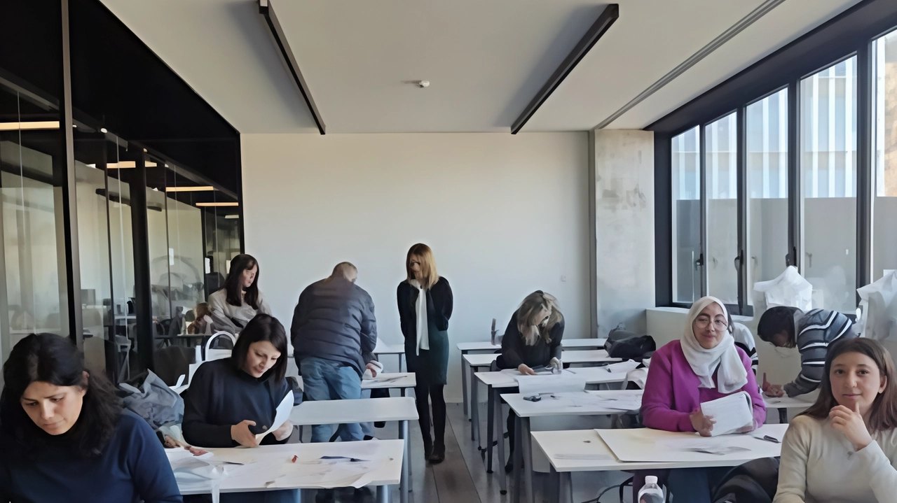 Venti ragazzi si sono diplomati ‘ingegneri’ in cartamodello ed esperti di prototipi e campioni. I sindaci: "I percorsi formativi intrecciano innovazione, cultura digitale e saperi tradizionali". Venti ragazzi si sono diplomati ‘ingegneri’ in cartamodello ed esperti di prototipi e campioni. I sindaci: "I percorsi formativi intrecciano innovazione, cultura digitale e saperi tradizionali".