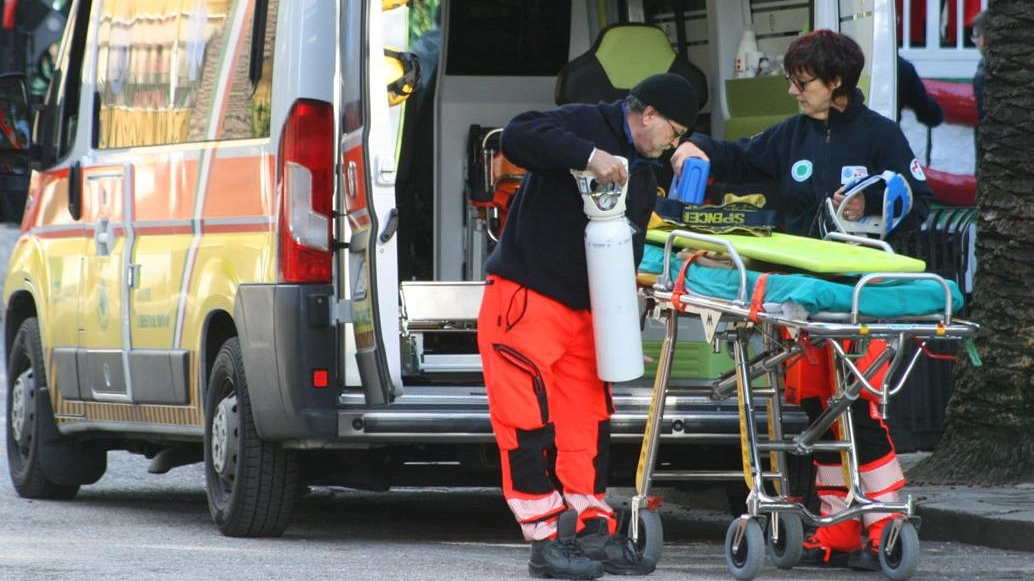 Soccorritori su un'ambulanza in una foto di repertorio Soccorritori su un'ambulanza in una foto di repertorio