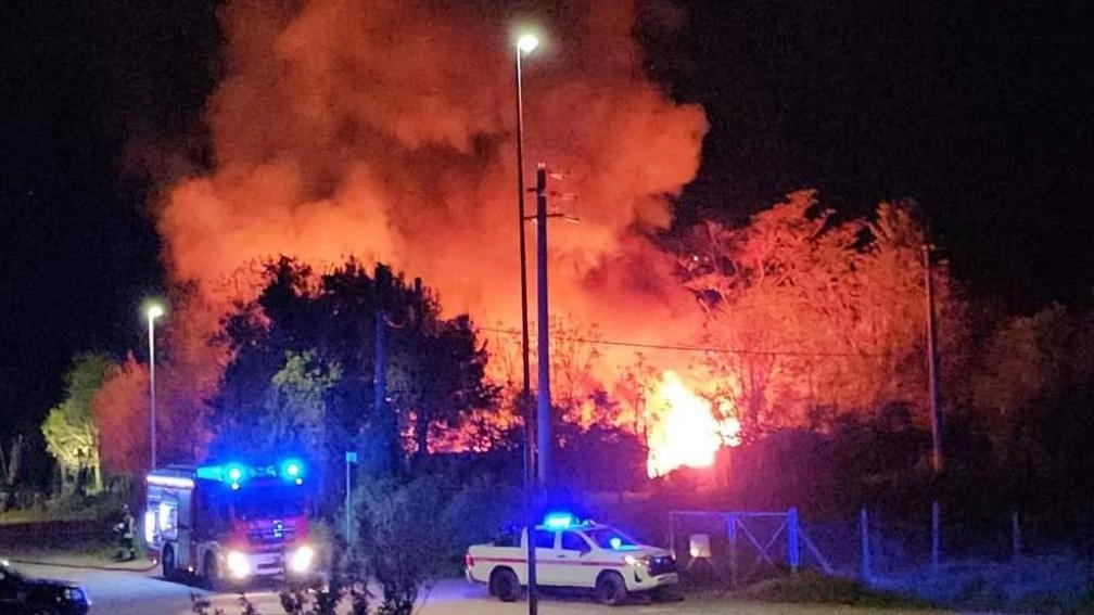 È successo nella notte a Montemurlo in via Tagliamento in un terreno sequestrato dall’amministrazione. FdI: "Qual è il reale danno ambientale?" .