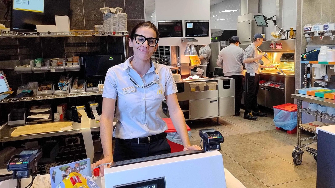 All’interno del centro commerciale di via Amendola sta per aprire il punto vendita della catena di ristorazione Kfc, iniziali che... All’interno del centro commerciale di via Amendola sta per aprire il punto vendita della catena di ristorazione Kfc, iniziali che...