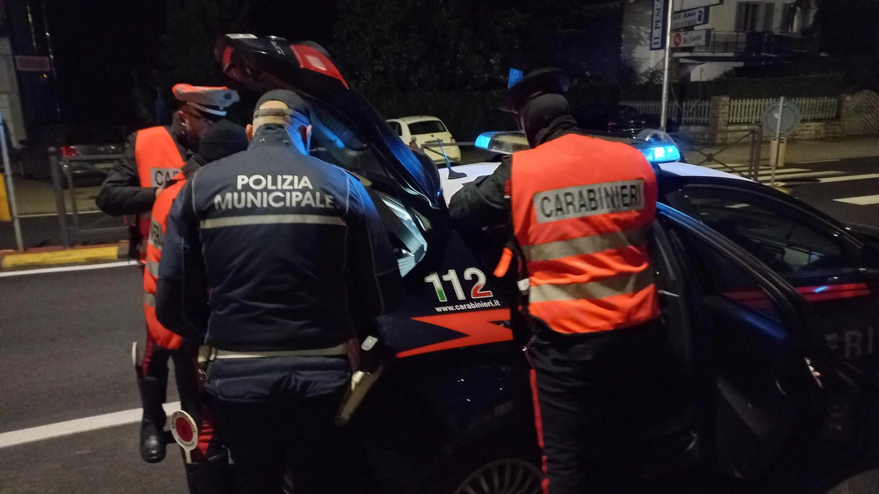 I carabinieri di Borgo a Mozzano, in collaborazione con la polizia municipale, hanno fermato il sospetto truffatore alla guida della sua auto I carabinieri di Borgo a Mozzano, in collaborazione con la polizia municipale, hanno fermato il sospetto truffatore alla guida della sua auto