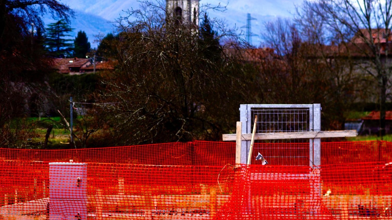 Il cantiere dei lavori di realizzazione dell’antenna 5G nel borgo di Filetto al momento bloccato dall’amministrazione Il cantiere dei lavori di realizzazione dell’antenna 5G nel borgo di Filetto al momento bloccato dall’amministrazione