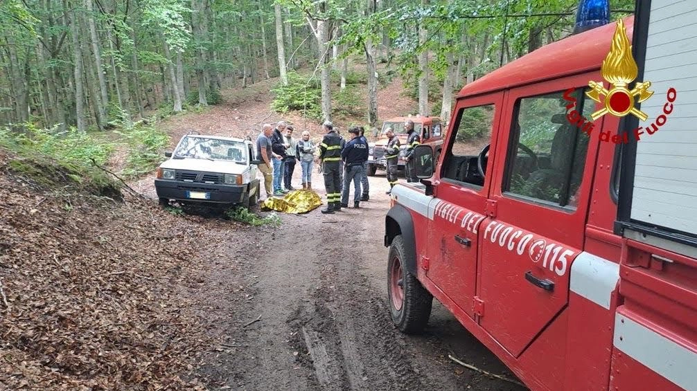 Aveva 81 anni: inutili i tentativi di soccorso. È il secondo cercatore di funghi deceduto in una settimana . Aveva 81 anni: inutili i tentativi di soccorso. È il secondo cercatore di funghi deceduto in una settimana .