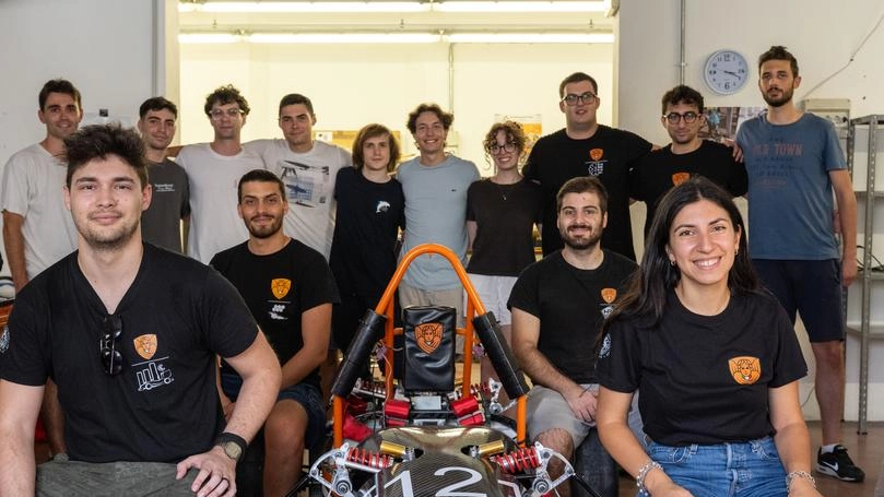 Il formidabile E-Team dell’Università di Pisa con la vettura già pronta Il formidabile E-Team dell’Università di Pisa con la vettura già pronta