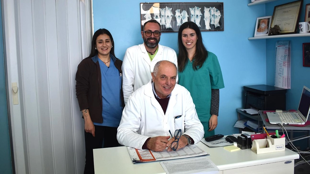 Il veterinario Paolo Frati con la dottoressa Sara Giannini e gli assistenti veterinari Veronica Martini e Mattia Cappelli
