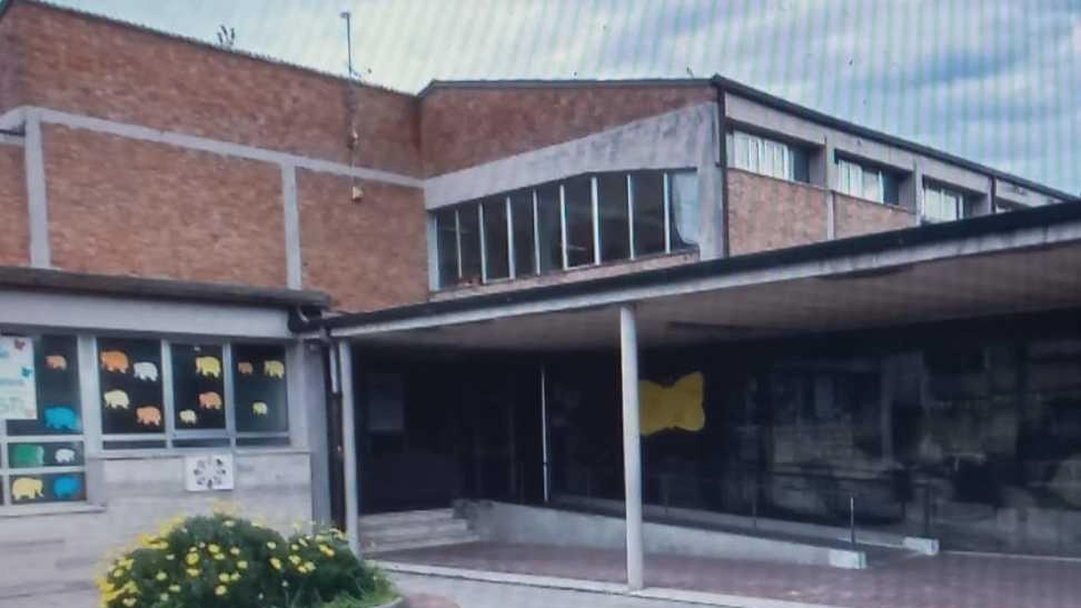 La scuola Giusti di Ponsacco resta ancora chiusa. Dopo i topi i lavori per rimuovere le tracce di umidità sui muri La scuola Giusti di Ponsacco resta ancora chiusa. Dopo i topi i lavori per rimuovere le tracce di umidità sui muri
