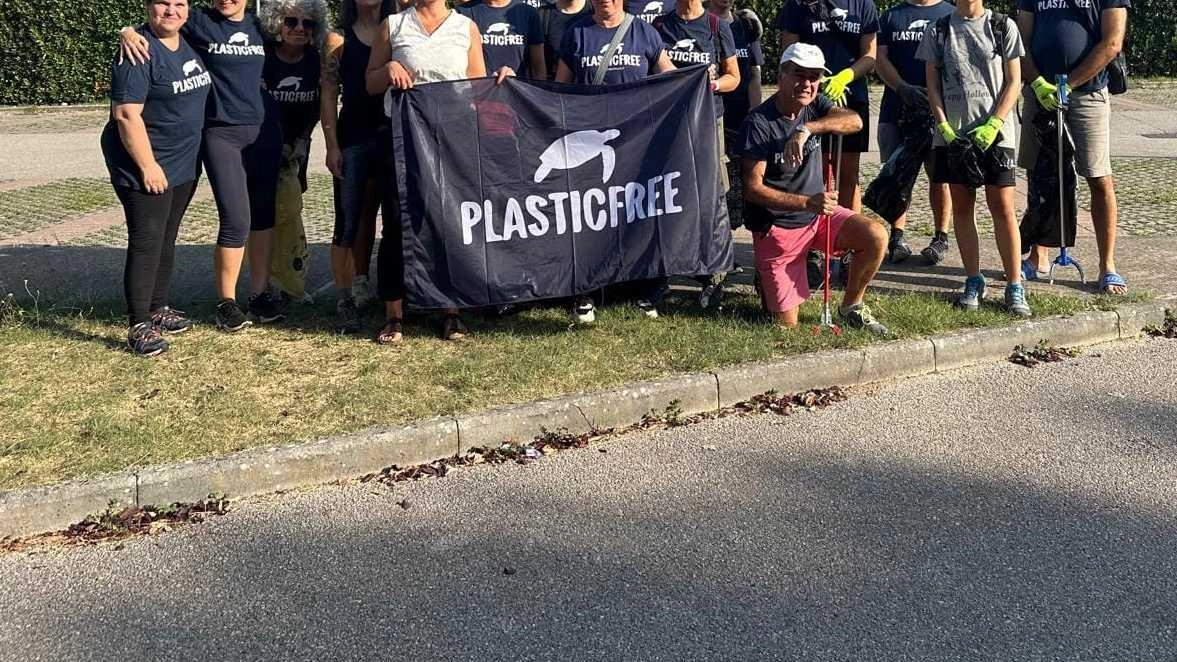 Il gruppo di volontari intervenuto per ripulire le sponde del Trasimeno a Castiglione del Lago nell’ambito dell’operazione ’Plastic Free’ Il gruppo di volontari intervenuto per ripulire le sponde del Trasimeno a Castiglione del Lago nell’ambito dell’operazione ’Plastic Free’