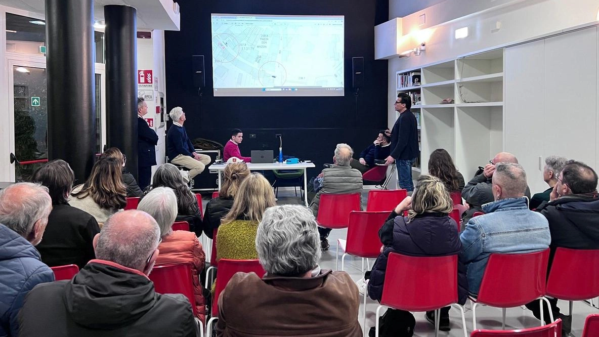 La sala gremita all’incontro pubblico durante il quale è stato presentato il piano per il. centro