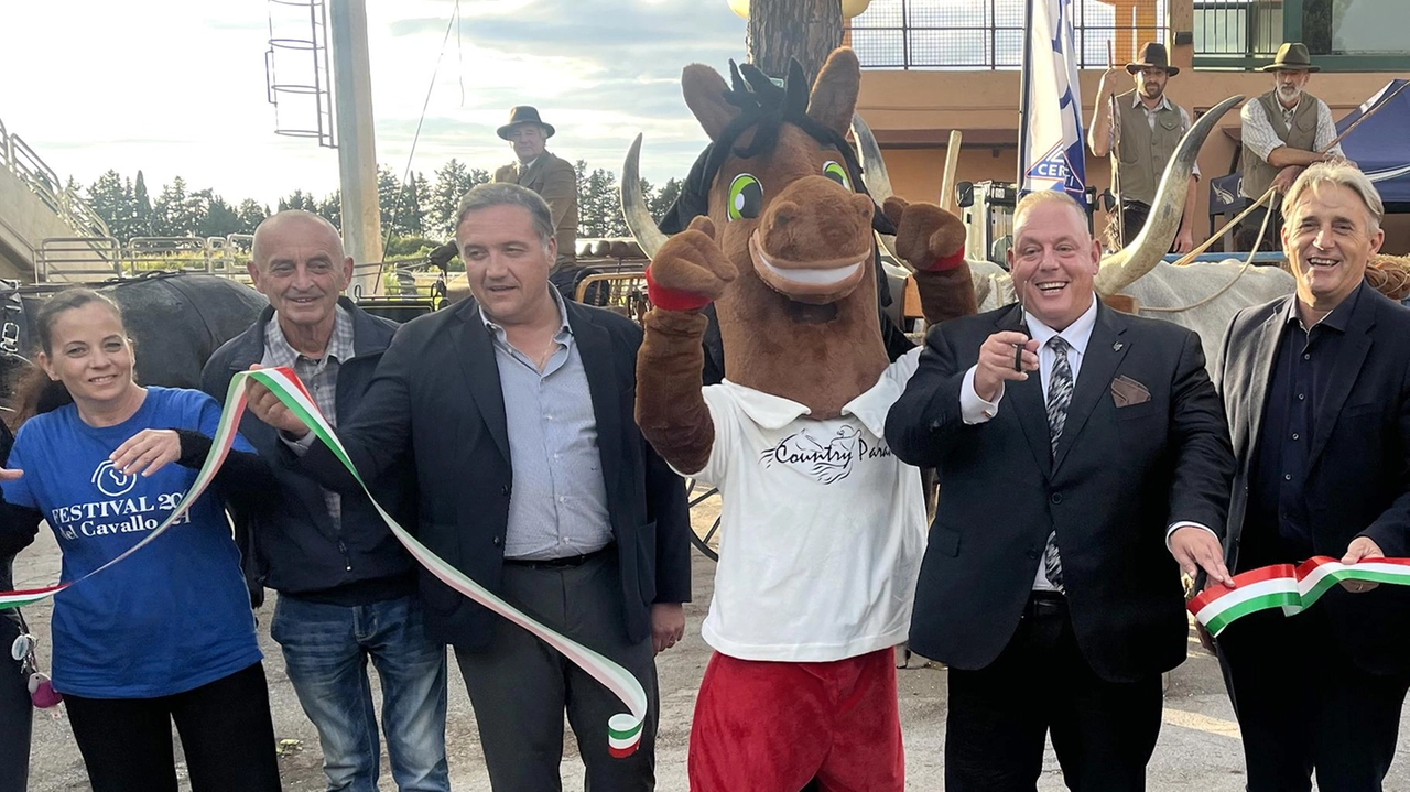 Ultimo atto oggi all’ippodromo del Casalone per il «Festival del Cavallo», che è stato protagonista di tre giorni all’insegna del successo Ultimo atto oggi all’ippodromo del Casalone per il «Festival del Cavallo», che è stato protagonista di tre giorni all’insegna del successo