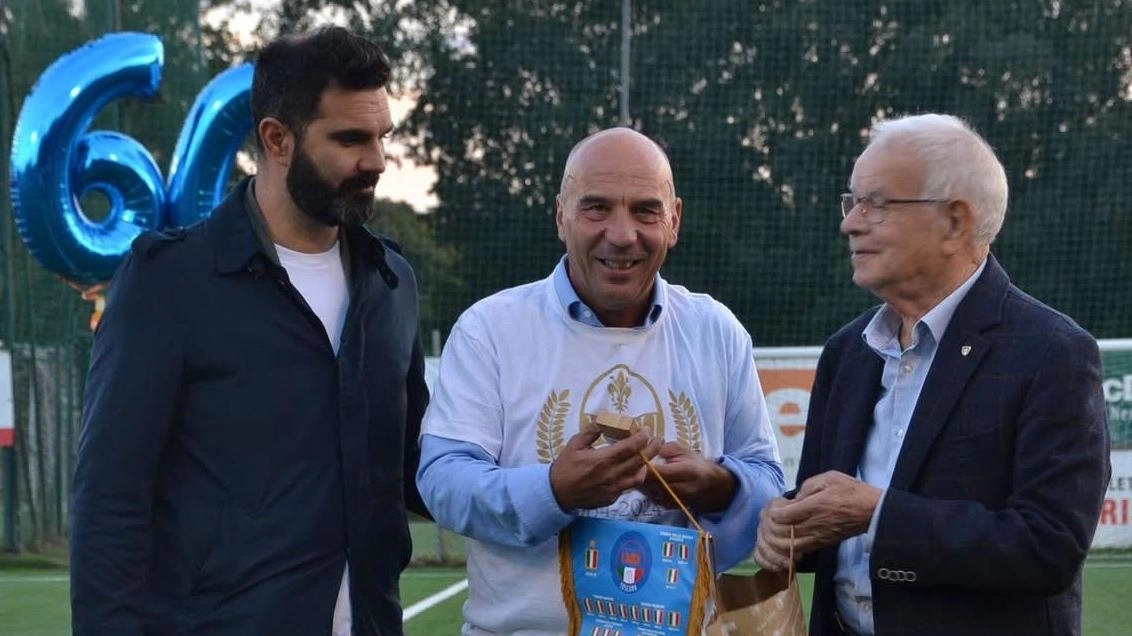 Il presidente del Novoli Roberto Travagli premiato per i 60 anni di attività dai dirigenti. Figc-Lnd Vasco Brogi e Alessandro Matteini Il presidente del Novoli Roberto Travagli premiato per i 60 anni di attività dai dirigenti. Figc-Lnd Vasco Brogi e Alessandro Matteini