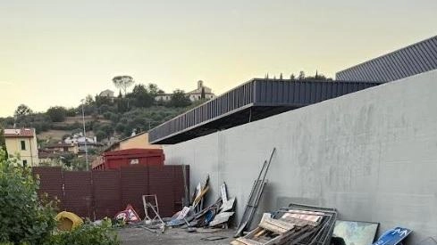 Un’immagine della discarica lungo il muro del supermercato Pam