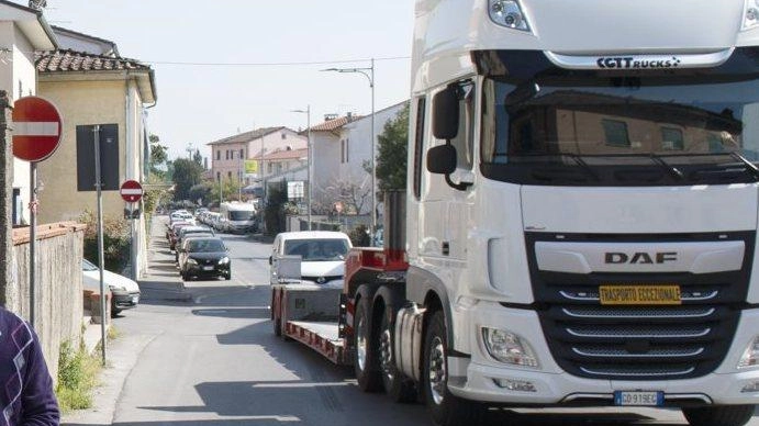 Camion in via Salicchi Camion in via Salicchi