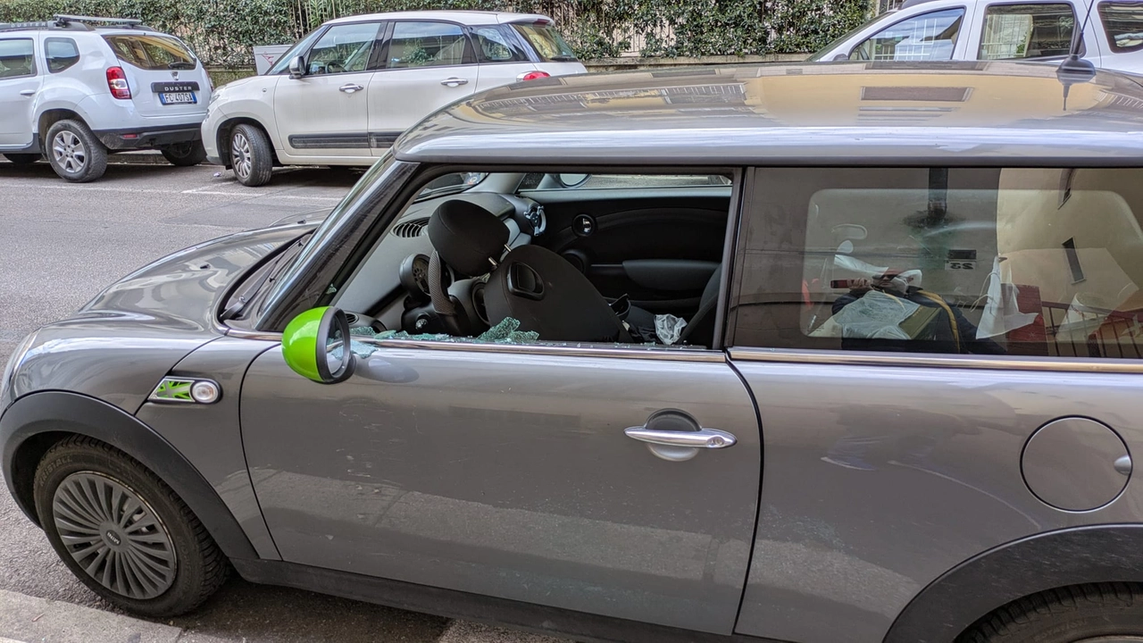 Una delle auto danneggiate