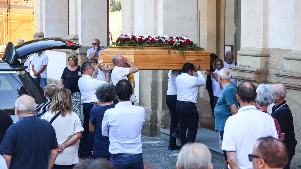 Una folla commossa al funerale di Fioravanti nella chiesa di Santa Verdiana Una folla commossa al funerale di Fioravanti nella chiesa di Santa Verdiana