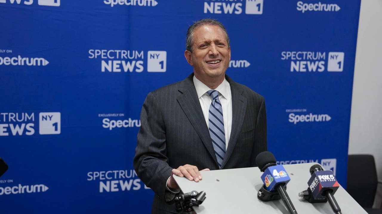 Brad Lander, candidato sindaco di New York, arrestato dall'ICE in un tribunale per l'immigrazione di Manhattan. Brad Lander, candidato sindaco di New York, arrestato dall'ICE in un tribunale per l'immigrazione di Manhattan.