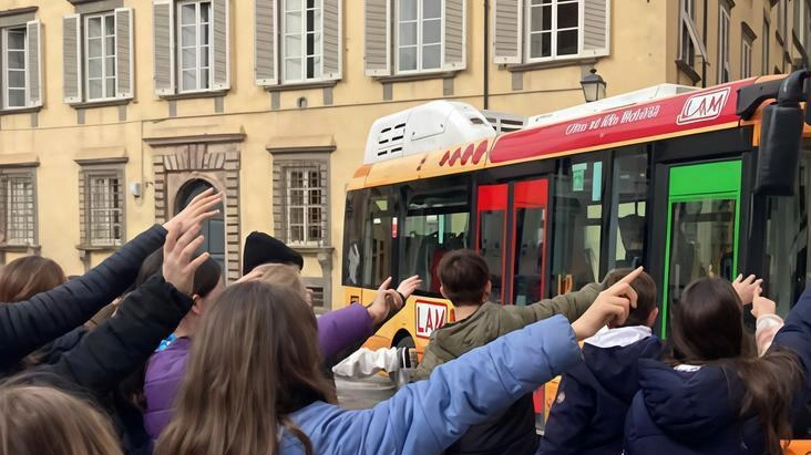 I ragazzi alla fermata del bus che li porterà alla scoperta di Pistoia