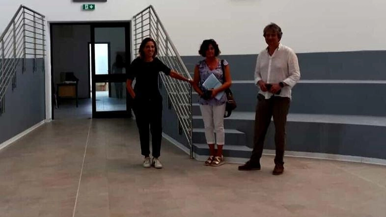 Il sopralluogo con la preside Zobel, il presidente Angori e l’assessora Bibilotti Il sopralluogo con la preside Zobel, il presidente Angori e l’assessora Bibilotti