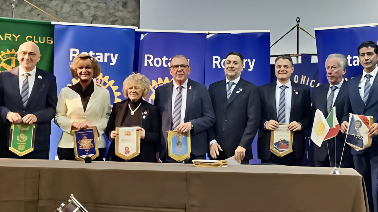 Un momento della «Festa del Tricolore» organizzato dal Rotary che si è svolto nella sala San Bernardino Un momento della «Festa del Tricolore» organizzato dal Rotary che si è svolto nella sala San Bernardino