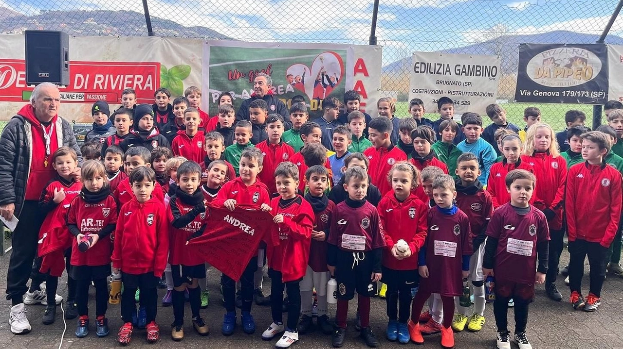 La kermesse a sostegno della famiglia di un bimbo bisognoso di cure "Grazie per la vostra vicinanza". Lo Spezia dona la maglia di Pio Esposito . La kermesse a sostegno della famiglia di un bimbo bisognoso di cure "Grazie per la vostra vicinanza". Lo Spezia dona la maglia di Pio Esposito .