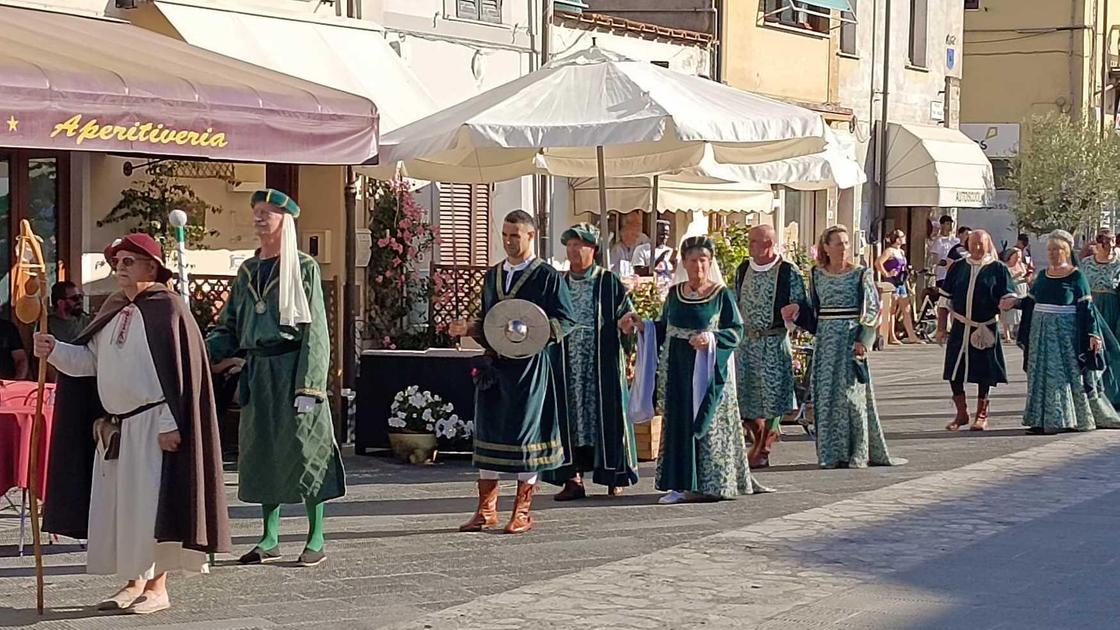 Il battesimo del Palio. Sfilata, corrida e miss. I rioni danno spettacolo