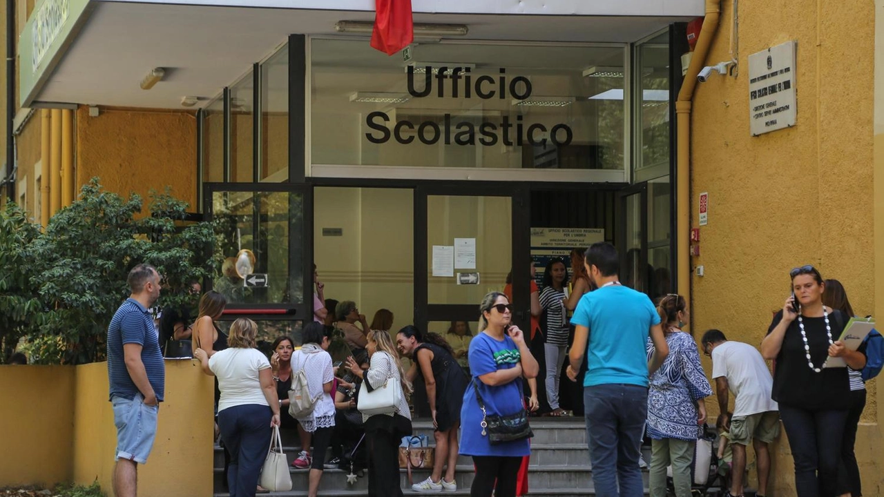 In questi giorni l’Ufficio scolastico regionale sta procedendo alla stipula dei contratti a tempo determinato e alla complessa procedura delle immissioni in ruolo In questi giorni l’Ufficio scolastico regionale sta procedendo alla stipula dei contratti a tempo determinato e alla complessa procedura delle immissioni in ruolo