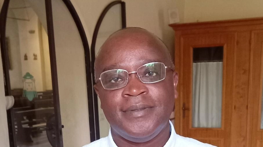 Don Jean Damascene Mugiraneza inizia il suo ministero pastorale come amministratore di diverse parrocchie in Garfagnana. Nato in Ruanda nel 1974, sarà accolto ufficialmente il 15 settembre a Camporgiano. Don Jean Damascene Mugiraneza inizia il suo ministero pastorale come amministratore di diverse parrocchie in Garfagnana. Nato in Ruanda nel 1974, sarà accolto ufficialmente il 15 settembre a Camporgiano.