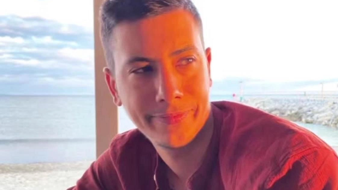 "I genitori di Gianluca e i suoi fratelli chiedono silenzio e rispetto per quanto accaduto". Inizia così la lettera diffusa...