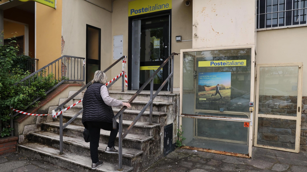 L’ingresso, al piano rialzato, dell’ufficio postale di via Pistoiese. L’elevatore, necessario per i disabile, è rotto da mesi L’ingresso, al piano rialzato, dell’ufficio postale di via Pistoiese. L’elevatore, necessario per i disabile, è rotto da mesi