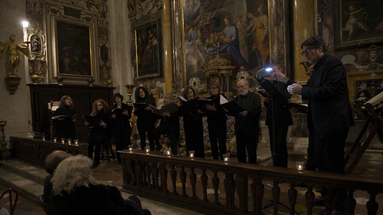 Visite alla mostra Seta e Argento allestita nella chiesa di San Raimondo Visite alla mostra Seta e Argento allestita nella chiesa di San Raimondo