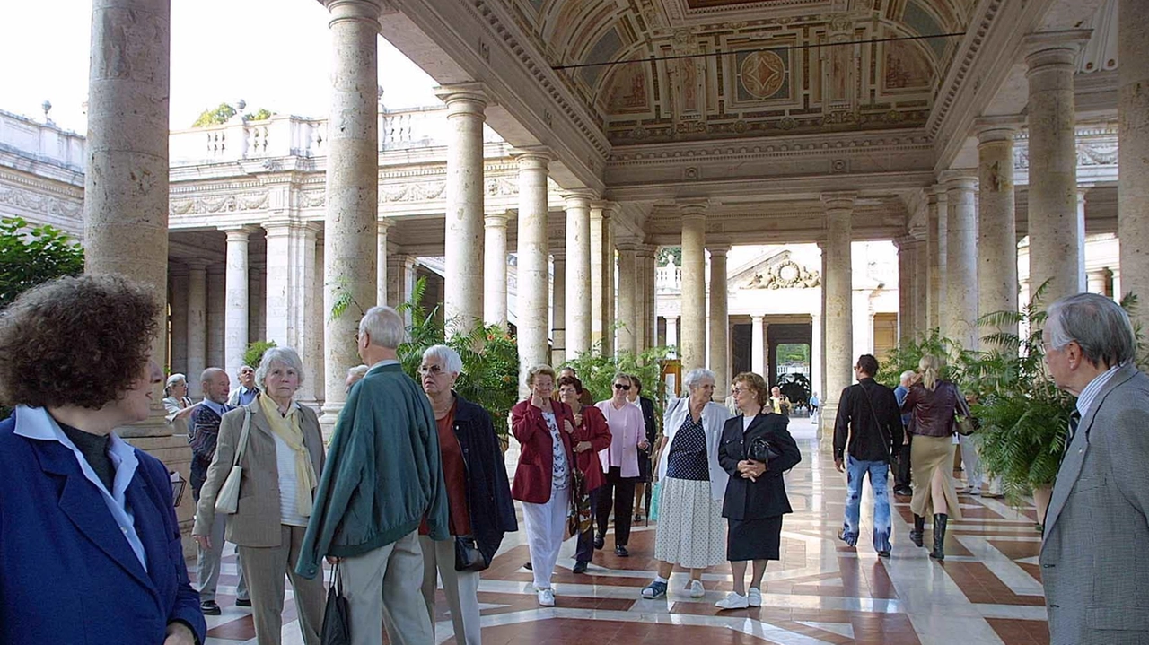 Turisti alle Terme Tettuccio (Goiorani)