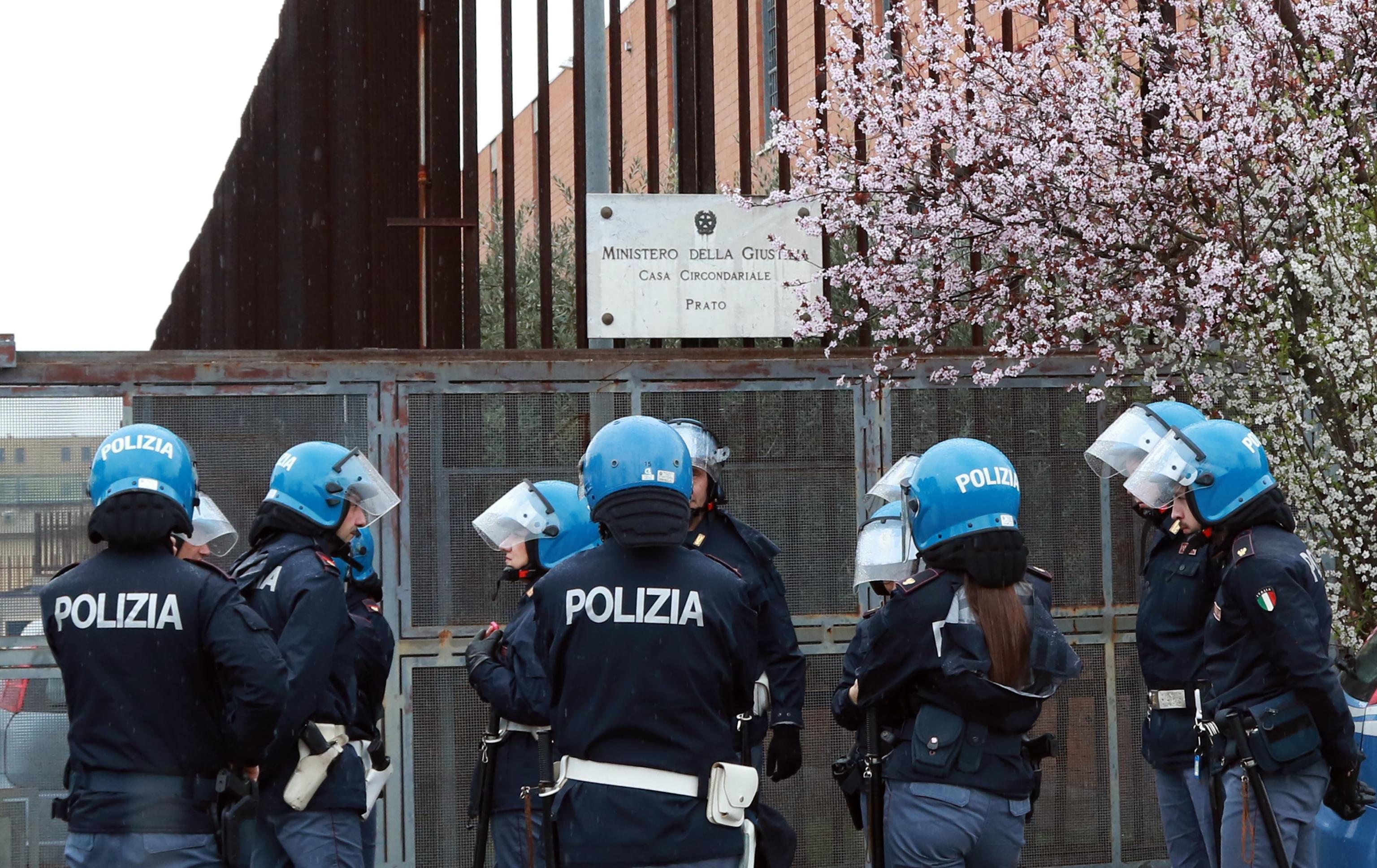 Prato, maxi perquisizione in carcere: nel blitz indagati agenti della penitenziaria e detenuti Prato, maxi perquisizione in carcere: nel blitz indagati agenti della penitenziaria e detenuti