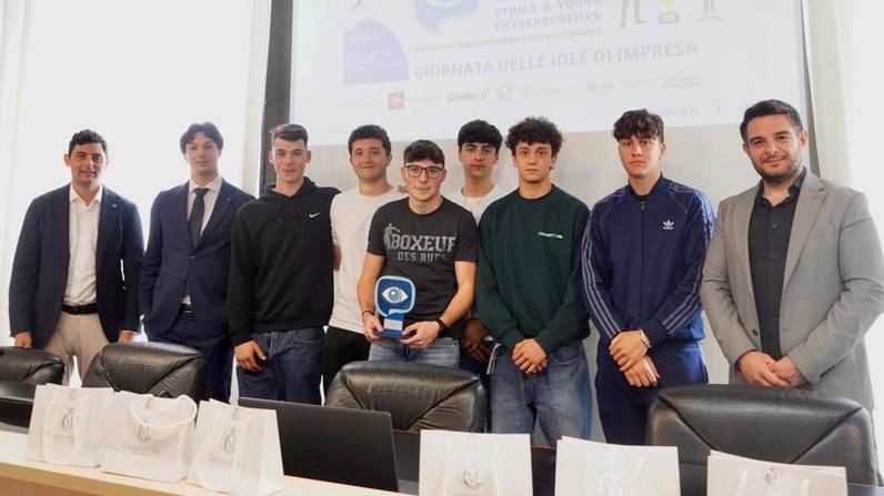 https://www.lanazione.it/image-service/view/acePublic/alias/contentid/YjRiZmUyOTQtYThjZC00/0/progettano-la-borraccia-intelligente-premi-a-fossombroni-e-liceo-artistico.jpeg?f=16:9&w=1200&h=630