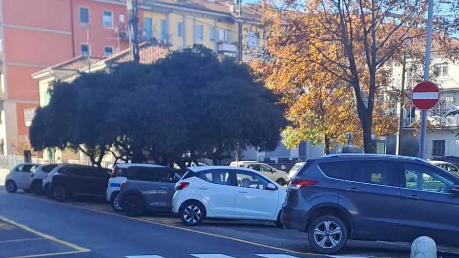 Le auto private dei vigili in piazza Vittorio Veneto Le auto private dei vigili in piazza Vittorio Veneto