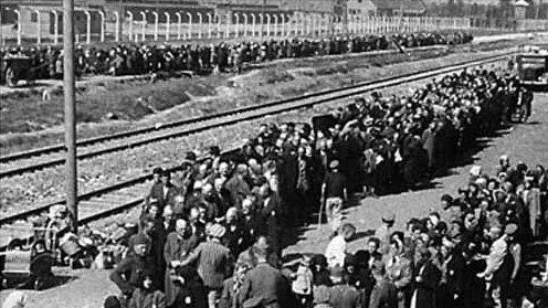 Una veduta del campo di concentramento di Auschwitz; nella foto in basso a sinistra, la sede della Provincia di Lucca Una veduta del campo di concentramento di Auschwitz; nella foto in basso a sinistra, la sede della Provincia di Lucca