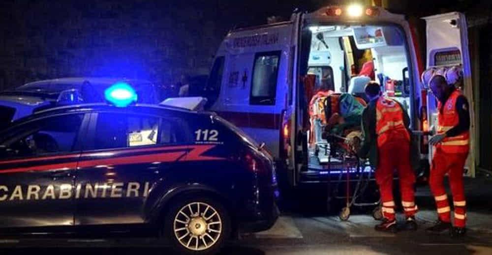 https://www.lanazione.it/image-service/view/acePublic/alias/contentid/YjRjNTM4NTgtY2E1Zi00/0/carabinieri-ambulanza-notte-4-1.jpeg?f=1.90:1&w=1200