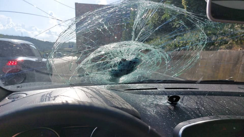 Il pezzo di ferro che si è schiantato contro il parabrezza dell'auto (Foto dal gruppo Facebook 'I Dannati della FiPiLi')