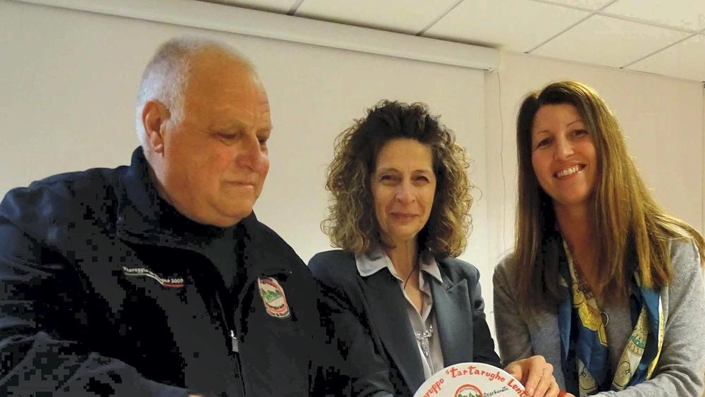 Alla cerimonia di consegna presenti Giuliano Bandoni,. la dirigente Nella De Angeli e l’assessora Sara Grilli