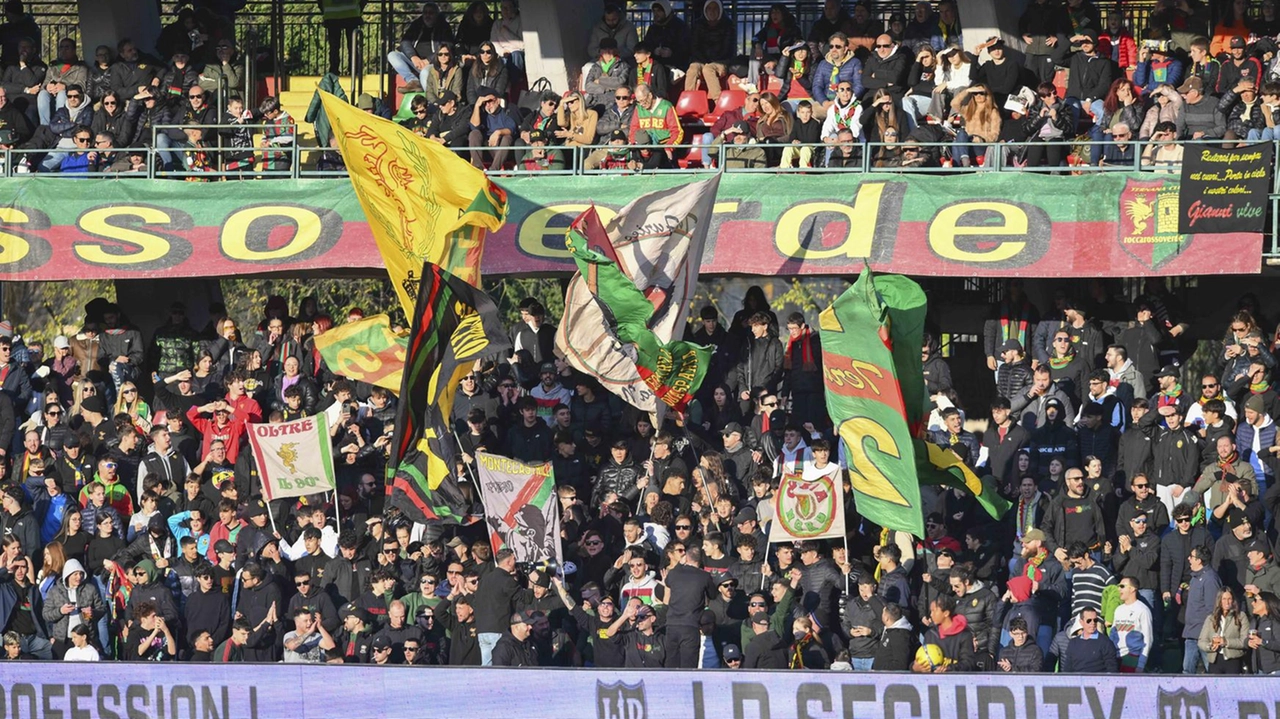 I tifosi rossoverdi sono decisi a sostenere la squadra negli spareggi che valgono la promozione in serie B Si parte domenica I tifosi rossoverdi sono decisi a sostenere la squadra negli spareggi che valgono la promozione in serie B Si parte domenica