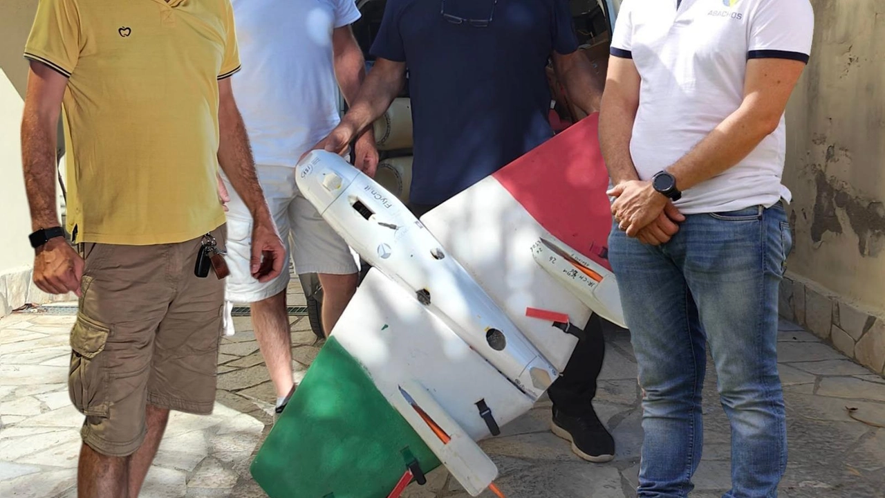 Da sinistra Marco Santini, Simone Bacci, Pasquale Adobbato e Amedeo Lepore. Al centro la navicella spaziale Abachos