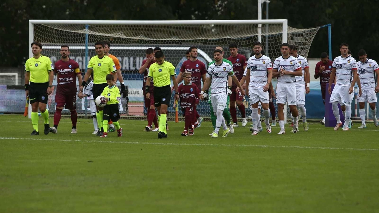 Le squadre all’ingresso in campo Le squadre all’ingresso in campo