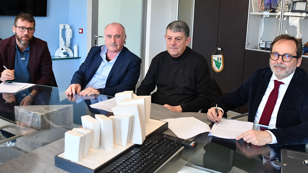 Da sinistra Nicola Del Vecchio (Cgil), Claudio Salvadori (Uil), Andrea Figaia (Cisl) e il sindaco Francesco Persiani (Foto Paola Nizza) Da sinistra Nicola Del Vecchio (Cgil), Claudio Salvadori (Uil), Andrea Figaia (Cisl) e il sindaco Francesco Persiani (Foto Paola Nizza)