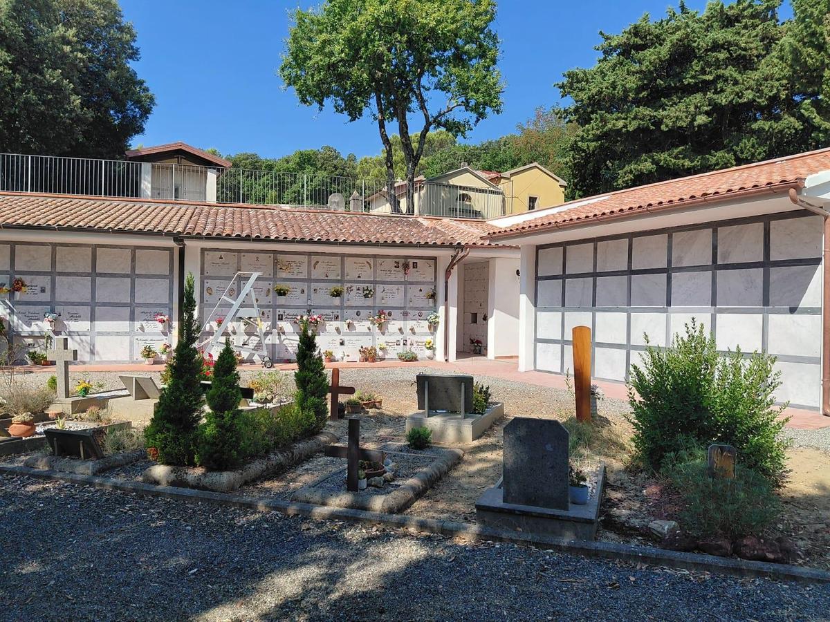 Cimitero, taglio del nastro: "Ma i lavori proseguono" Cimitero, taglio del nastro: "Ma i lavori proseguono"