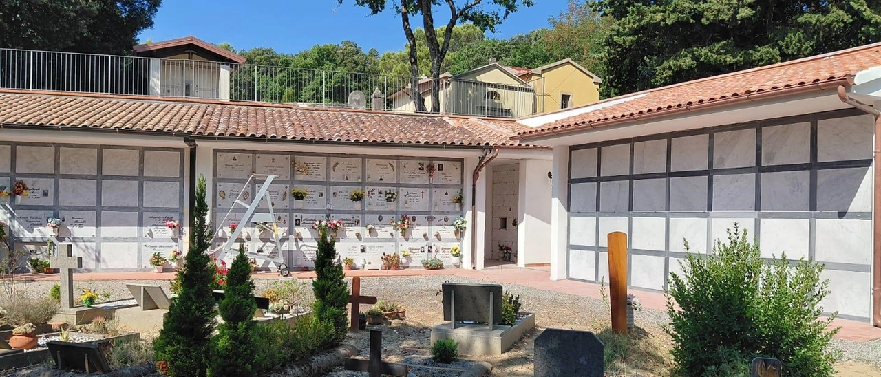 Cimitero, taglio del nastro: "Ma i lavori proseguono"
