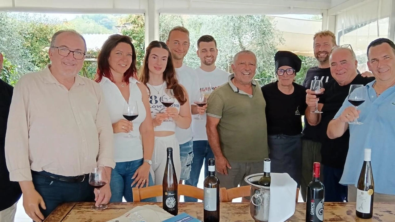 La delegazione di imprenditori svizzeri durante la degustazione all’azienda vitivinicola “Il Moretto” al Mirteto La delegazione di imprenditori svizzeri durante la degustazione all’azienda vitivinicola “Il Moretto” al Mirteto