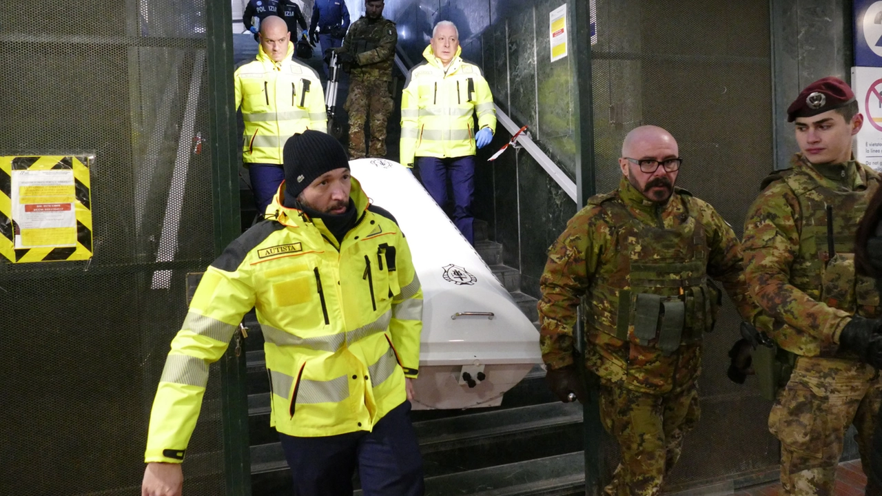 Il corpo dell'uomo portato via alla stazione di Prato Porta al Serraglio (Foto Attalmi)