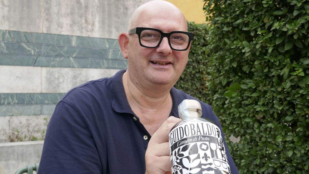 Renzo Bellandi, ristoratore e patron del ristorante «Megabono», mostra orgoglioso una bottiglia del suo "Guidobaldo" Renzo Bellandi, ristoratore e patron del ristorante «Megabono», mostra orgoglioso una bottiglia del suo "Guidobaldo"