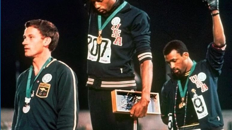 Mercoledì lo spettacolo del giornalista di Sky: ultimi biglietti disponibili. Olimpiadi 1968, Città del Messico: la protesta degli atleti di colore. e la solidarietà di Norman. Un gesto di libertà pagato a caro prezzo. .